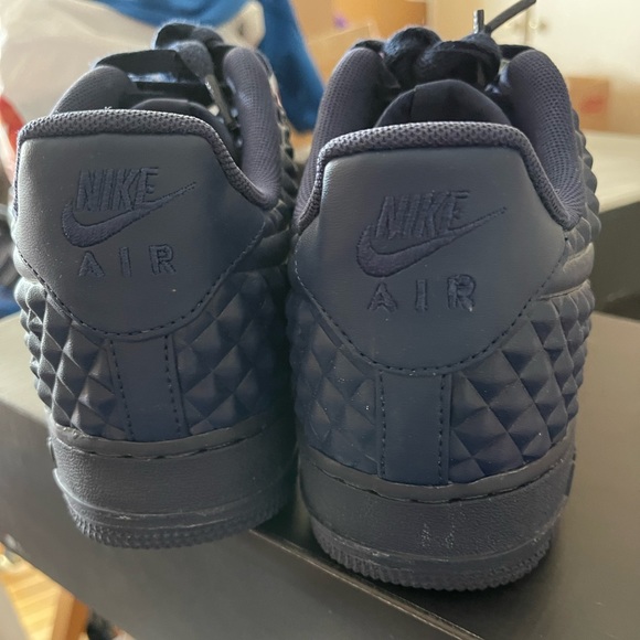 NIKE AIR FORCE 1 LV8 VT MIDNIGHT-NAVY/NAVY COLOR SIZE 8 MENS - Picture 4 of 6